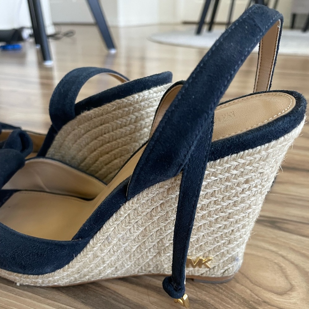 Michael Kors size Navy Blue/tan 7.5 heels - Picture 3 of 5